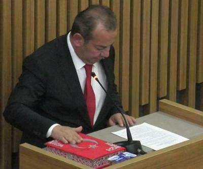Tanju Özcan Kur’an-ı Kerim’e el basıp yemin ederek görevine başladı