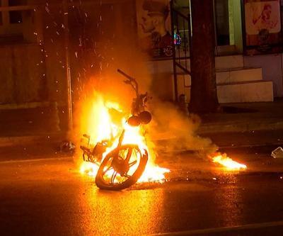 Polislere kızıp motosikletini yaktı