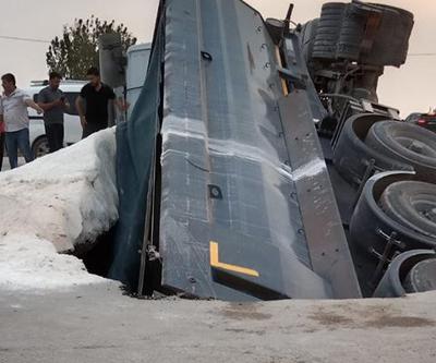 Adanada yol çöktü Seyir halindeki kamyon oluşan çukura gömüldü