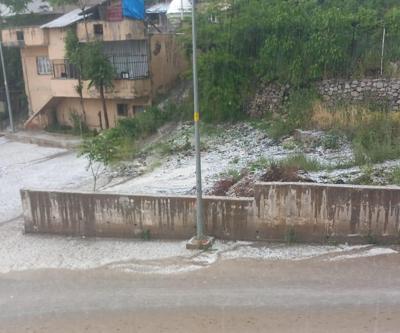 5 dakika dolu yağdı Şırnak-Cizre yolu trafiğe kapandı