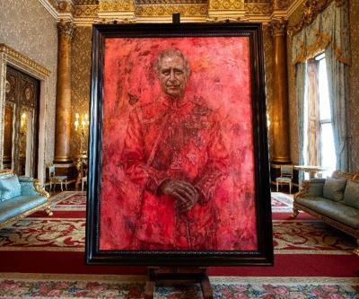 Kral Charlesın çok konuşulan portresi: Kırmızı neyi temsil ediyor