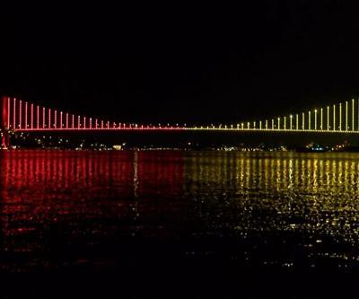 İstanbulda köprüler sarı-kırmızı renklere büründü