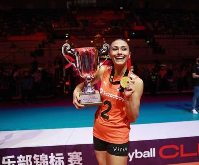 Milli voleybolcu Simge Aköz, Eczacıbaşıyla sözleşme yeniledi