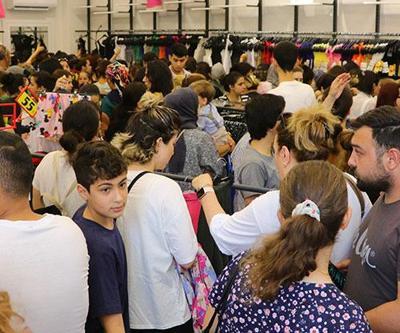 Mağaza açılışında indirimli kıyafetleri almak için yarıştılar