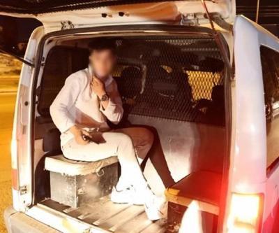 Böyle rahatlık görülmedi Tabancayla yakalandı, polis otosundaki yeri beğenmedi