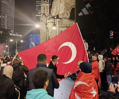 10 bin Türk, Berlini coşturdu Alman polisi devreye girdi...