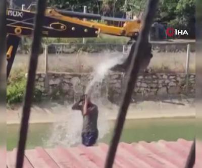 Sıcaktan bunaldı, serinlemek için kepçeyle duş aldı
