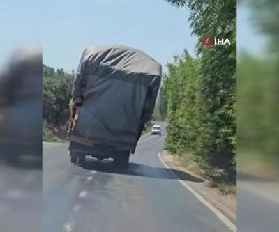 Aşırı yükle seyreden kamyonet trafiği tehlikeye attı