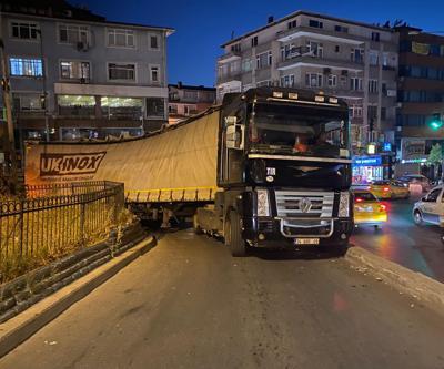 Virajı alamayan TIRın dorsesi yan yattı