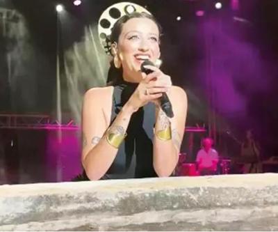 Melike Şahin altara yaslanarak şarkı söyledi