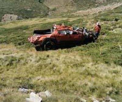Off-road aracı, 100 metrelik uçuruma düştü: 2 yaralı helikopterle alındı