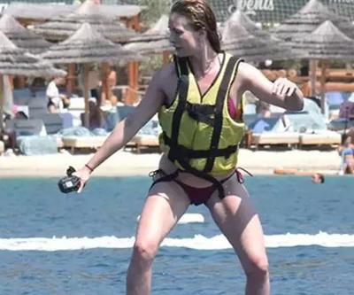 Yasemin Allen, Bodrum tatilinde Denizde hünerlerini sergiledi