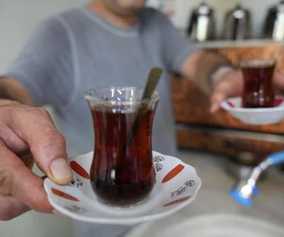 Çay soğuk suyla mı yoksa sıcak suyla mı demlenir Menemenin ‘soğan tartışmasına çayın ‘suyu eklendi