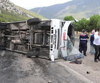 Düğün yolunda kaza: 1i ağır, 26 yaralı