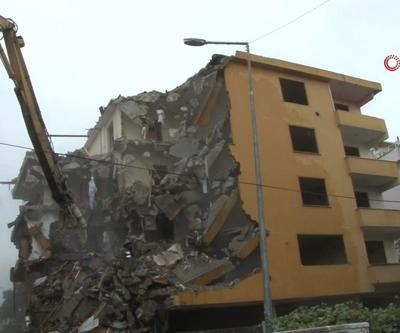 İstanbulda riskli bina yıkıldı, betonunda deniz kabukları çıktı