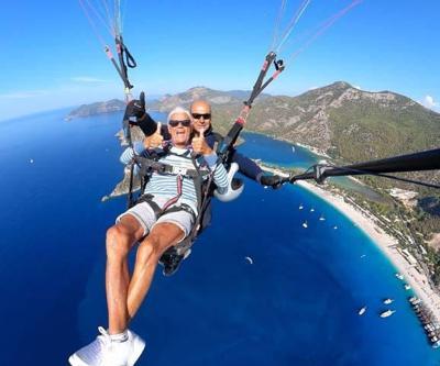 Fethiye Babadağda 80lik çift paraşütle uçtu