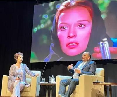 Hülya Koçyiğit, sevenleriyle buluştu