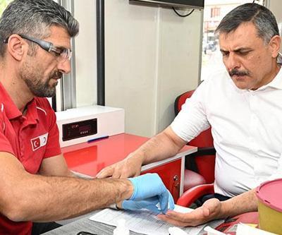 Altın madalya alan vali 42nci kez kan bağışında bulundu
