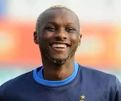 Eski futbolcu Yattara aşka geldi Sevgilisini öpmelere doyamadı