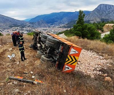 Taş yüklü kamyon şarampole devrildi: 1 yaralı