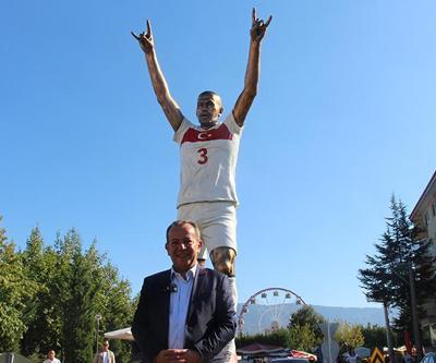 Tanju Özcan, Boluya Merih Demiral’ın ‘Bozkurt’ işareti yapan heykelini diktirdi