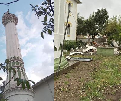 Felaketin eşiğinden dönüldü... Yıldırım düştü, minare yıkıldı