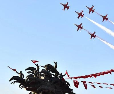Türk Yıldızlarından İzmirde nefes kesen gösteri
