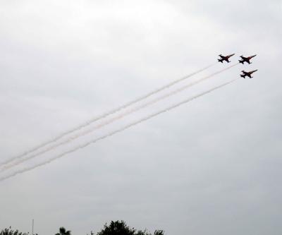 Türk Yıldızlarından Ataya saygı uçuşu