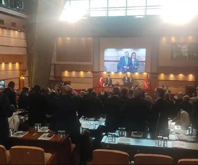 İBB Meclisi karıştı Su şişeleri havada uçuştu