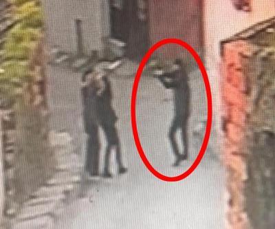 Sevgilisinin boğazına bıçak dayayan adamı silahla vurdu | Video Haber