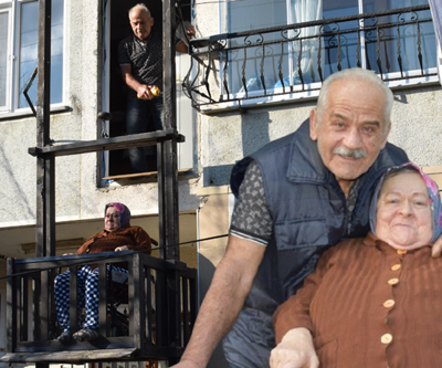 KENDİ ELLERİYLE YAPTI Yatağa bağımlı 47 yıllık eşi için binanın dışına asansör