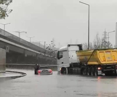 İstanbulda sağanak yağmur etkili oldu Bir araç mahsur kaldı