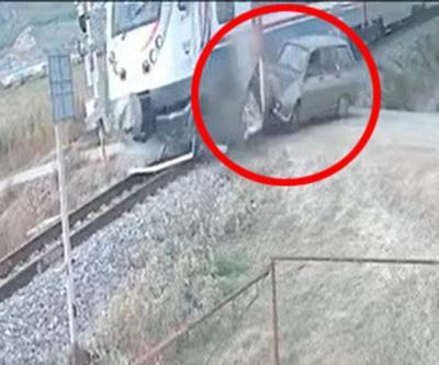 Manisa’da yolcu treni ile otomobil böyle çarpıştı | Video Haber