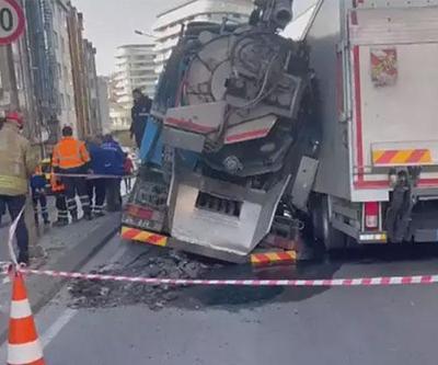SON DAKİKA... İstanbulda 2 kamyon çukura düştü | Video Haber