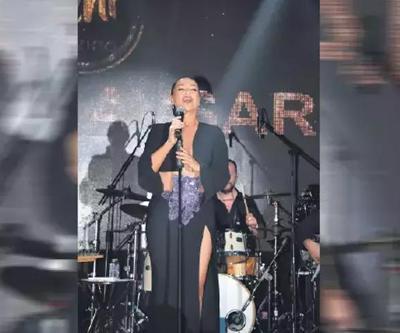 Hülya Avşara sahnede sürpriz isim Senden çok korkuyorum