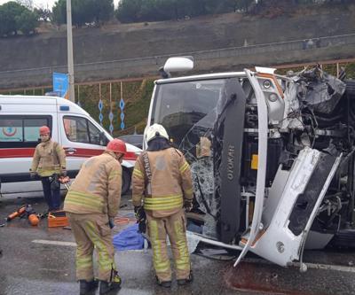 Maltepede servis minibüsü devrildi: 1 ölü