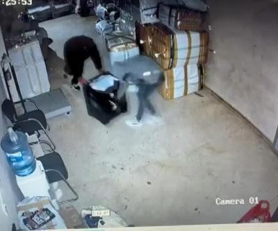 İstanbulda döviz dolu kasayı sürükleyerek böyle çaldılar | Video Haber