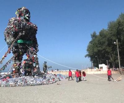 Bangladeşin ünlü plajından mesaj: 19 metrelik plastik heykel