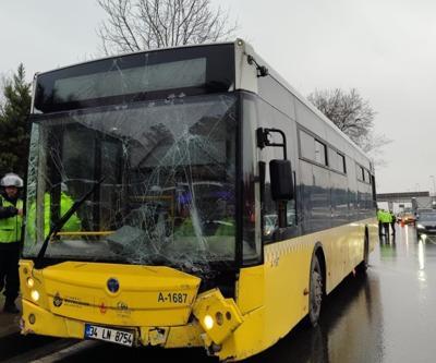 Bahçelievler’de, İETT otobüsü aydınlatma direğine çarptı | Video Haber
