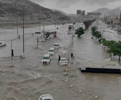 Mekke, Medine ve Ciddede kırmızı alarm Yollar göle döndü, araçlar suya kapıldı