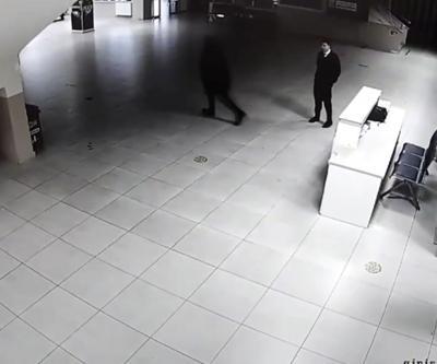 İstanbulda dehşete düşüren olay Öğrenci müdür yardımcısını boğazından bıçakladı