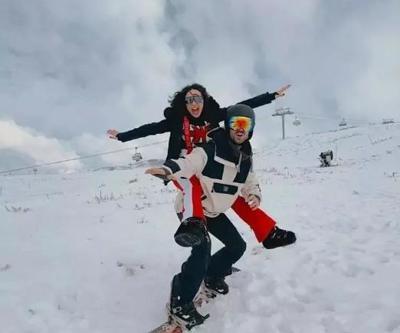 Zeynep Bastık ve Serkay Tütüncüden zirvede romantik pozlar