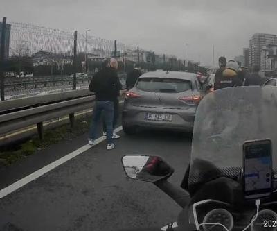 Bakırköyde yol verme tartışması yumruklu kavgaya dönüştü | Video Haber