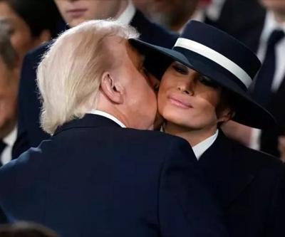 Yemin törenine damga vuran kombin Trumptan Melaniaya öpücük