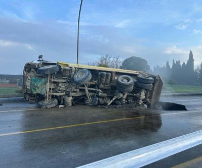 Balıkesirde yol çöktü Kamyon devrildi