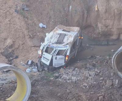 SON DAKİKA... Tuzlada servis minibüsü şarampole yuvarlandı: 1 kişi hayatını kaybetti