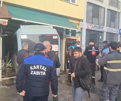 Son Dakika Kartalda minibüs dükkana girdi, yaralılar var