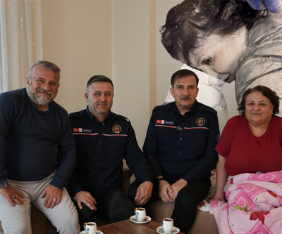 Enkaz Altında İtfaiyecilere Verdiği Sözü Tuttu