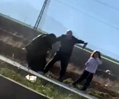 Kadını saçlarından sürükleyip, kız çocuğunu da darbettiler