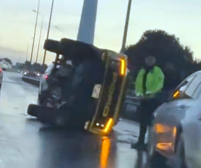 Son Dakika | Büyükçekmecede pikap yan yattı: Trafik durdu
